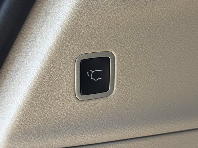 Certified 2024 Chrysler Pacifica Limited FWD image 23
