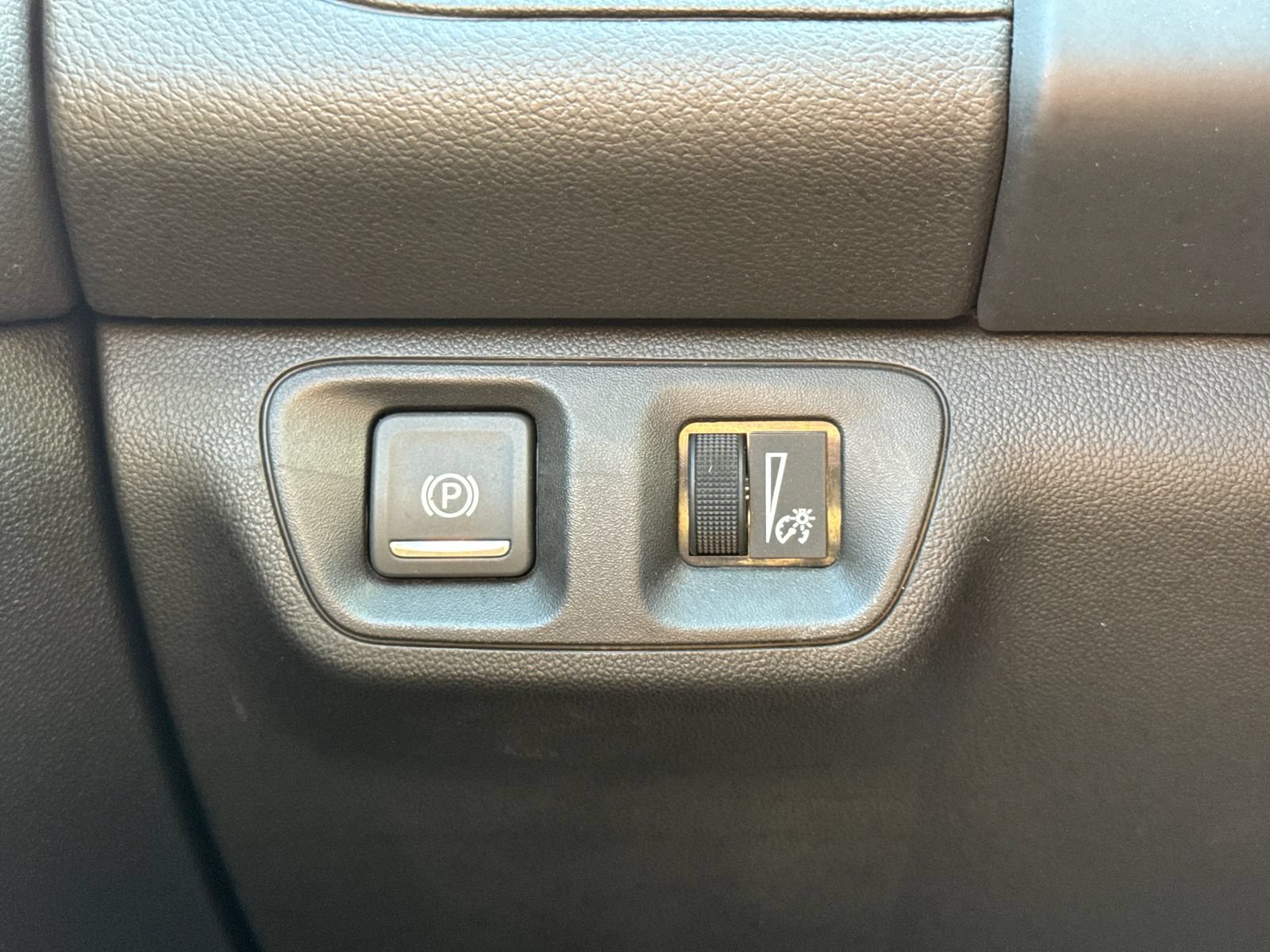Used 2023 GMC Acadia SLE w/ Driver Convenience Package FWD image 34