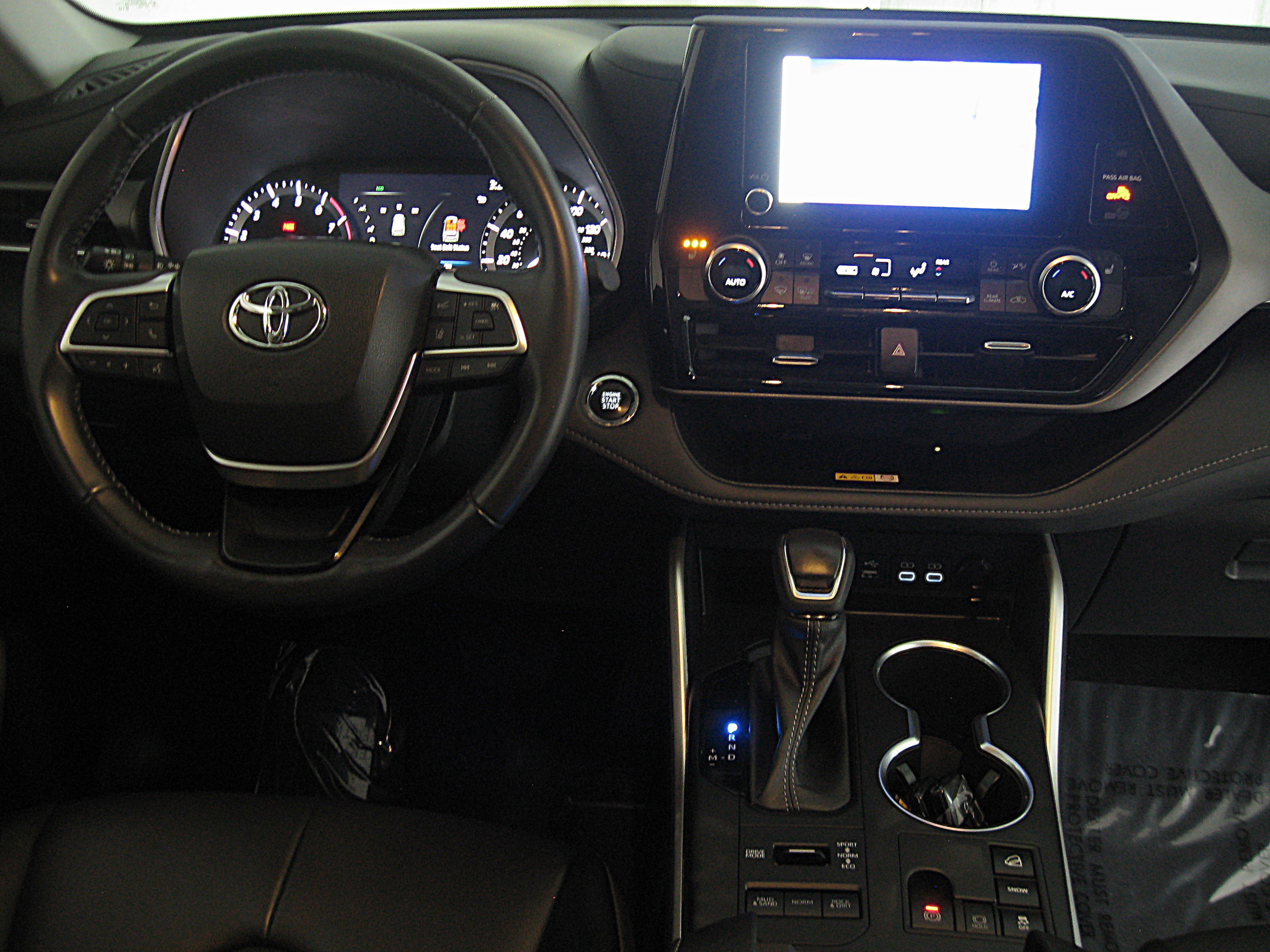 Used 2023 Toyota Highlander XLE image 2