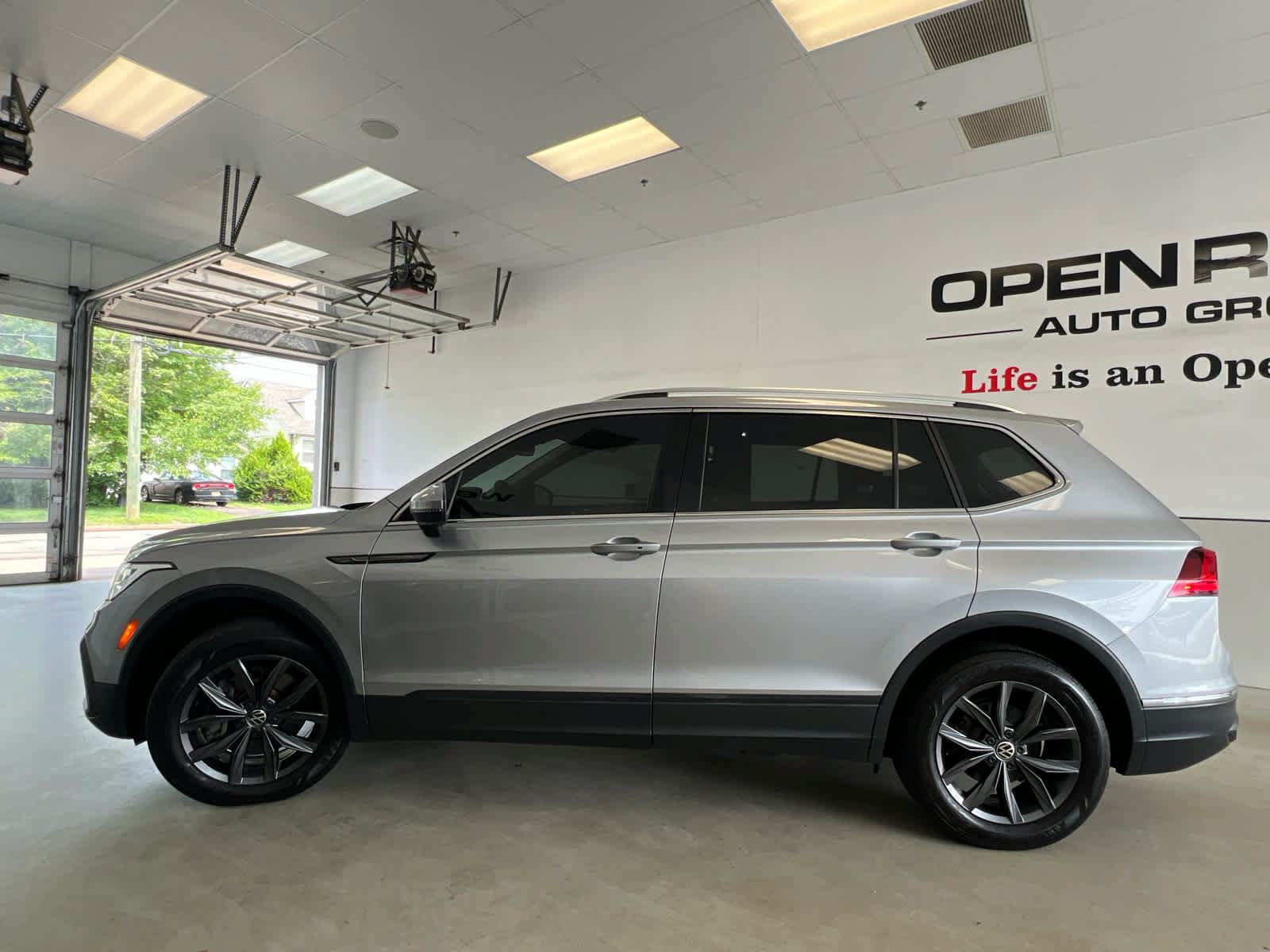 Used 2023 Volkswagen Tiguan SE w/ Panoramic Sunroof Package AWD/4WD image 3