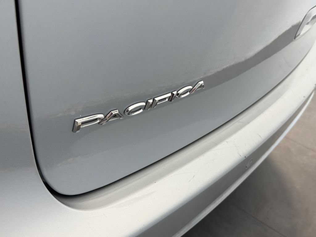Used 2023 Chrysler Pacifica Touring-L FWD image 9