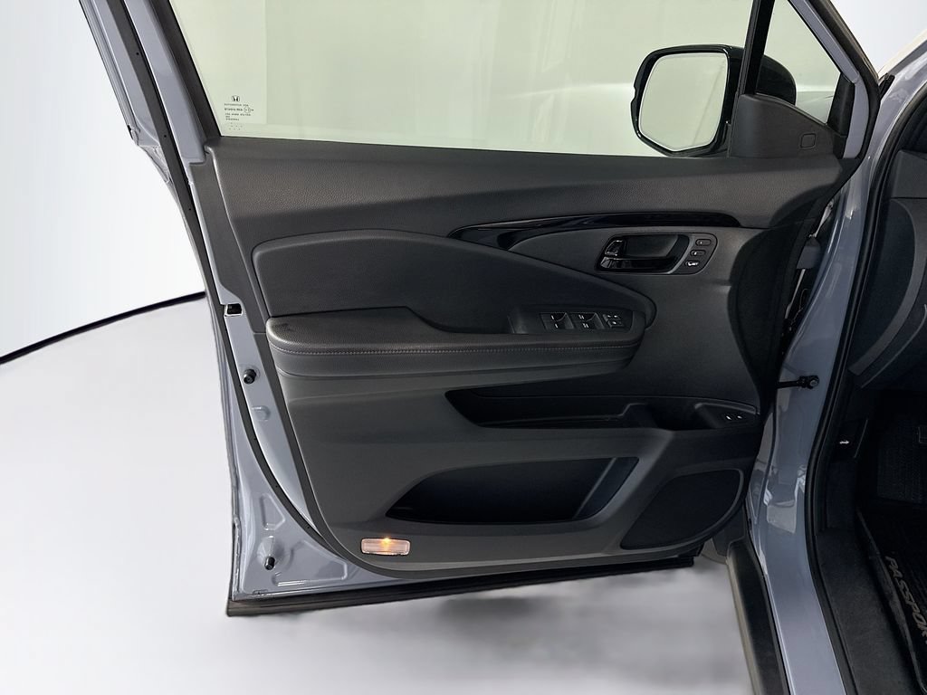Certified 2025 Honda Passport Black Edition image 24