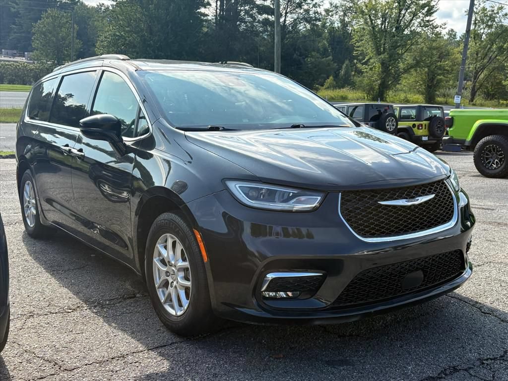 Used 2022 Chrysler Pacifica Touring-L FWD image 3