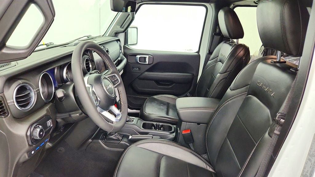 Used 2023 Jeep Wrangler Unlimited Sahara w/ Dual Top Group AWD/4WD image 20