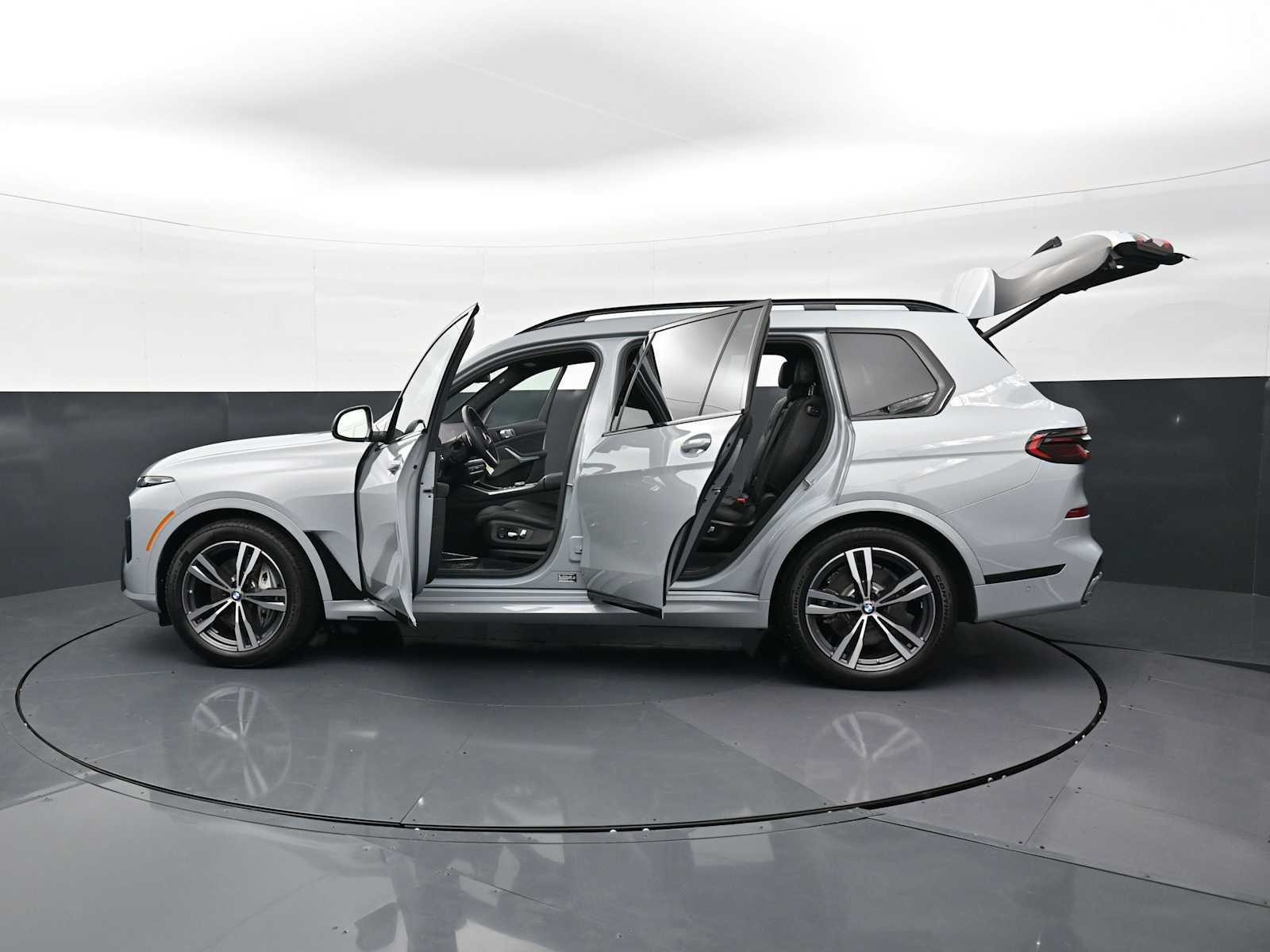 Used 2026 BMW X7 xDrive40i w/ Executive Package image 35