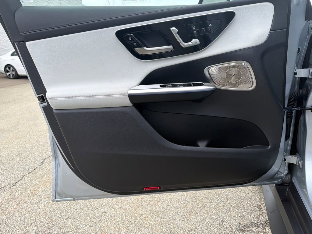 Used 2025 Mercedes-Benz GLC 350e 4MATIC image 11