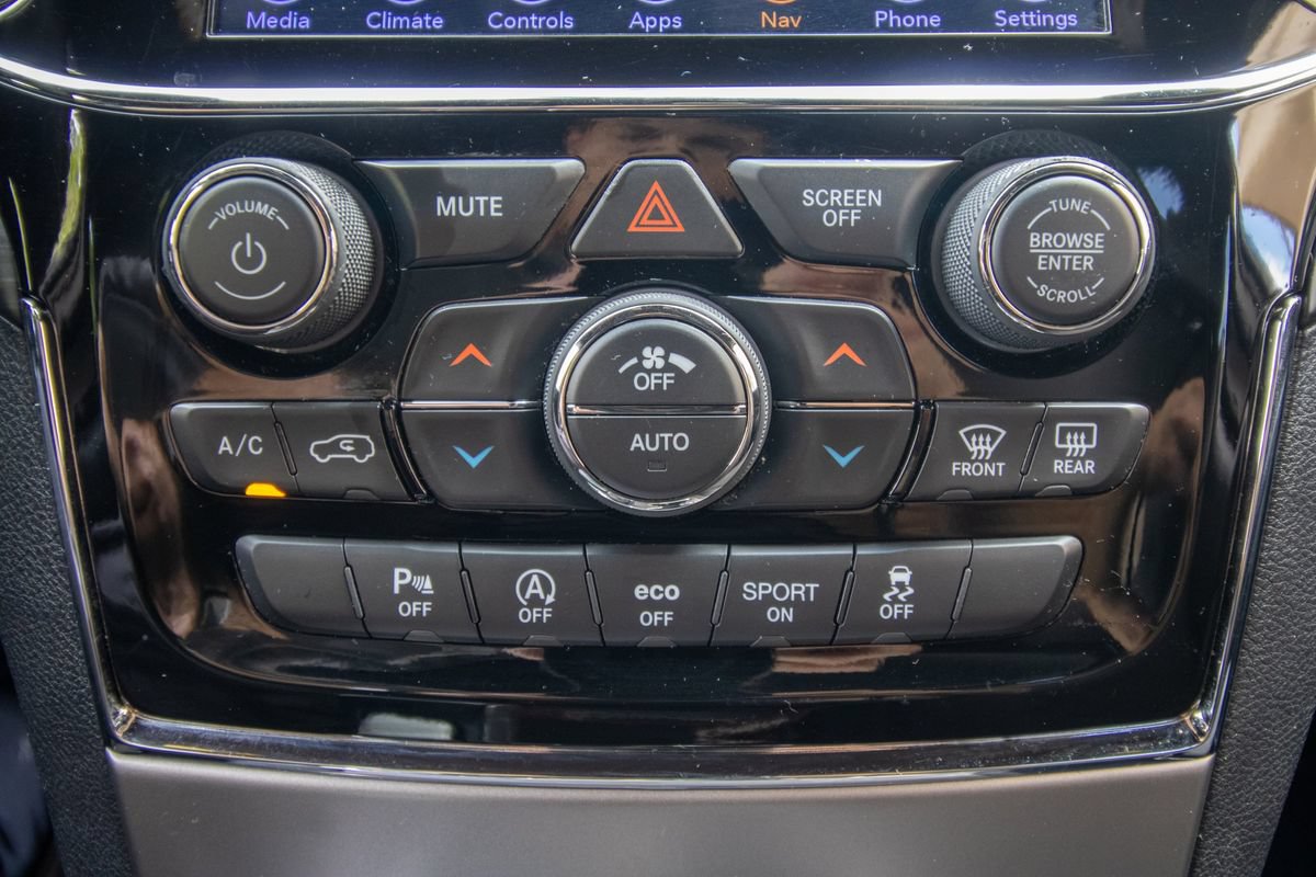 Used 2020 Jeep Grand Cherokee Altitude RWD image 30