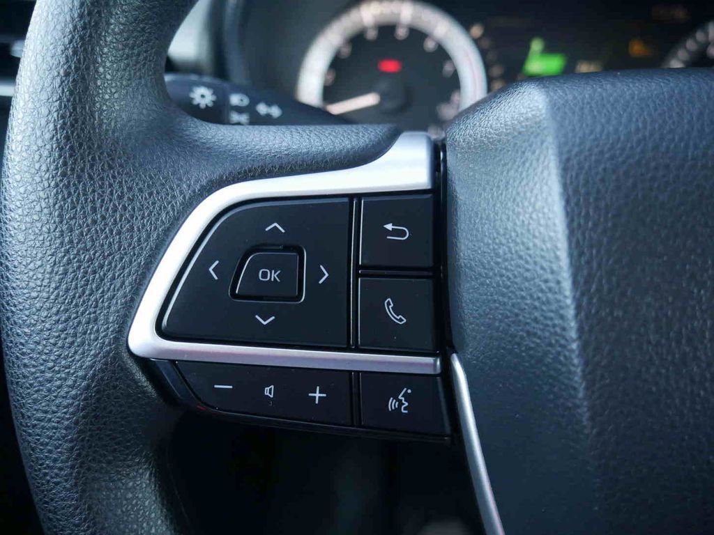 Used 2024 Toyota Highlander LE image 39