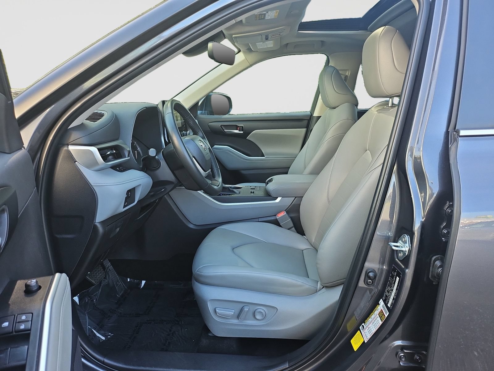 Used 2025 Toyota Highlander XLE FWD image 22