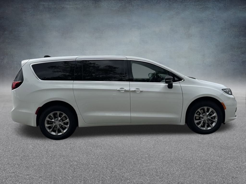 New 2026 Chrysler Pacifica Select image 4