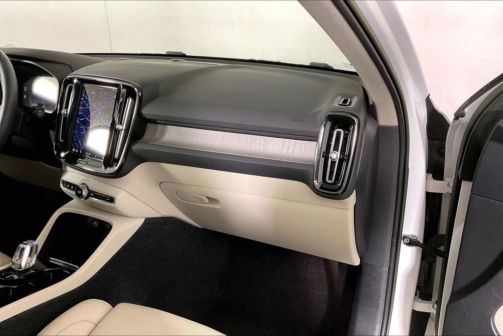 Used 2023 Volvo XC40 B5 Plus w/ Protection Package Premier AWD/4WD image 16