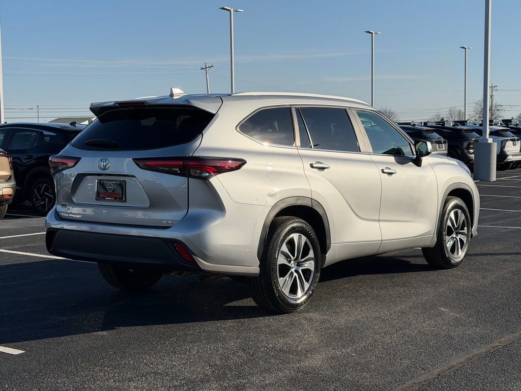Used 2024 Toyota Highlander XLE image 5