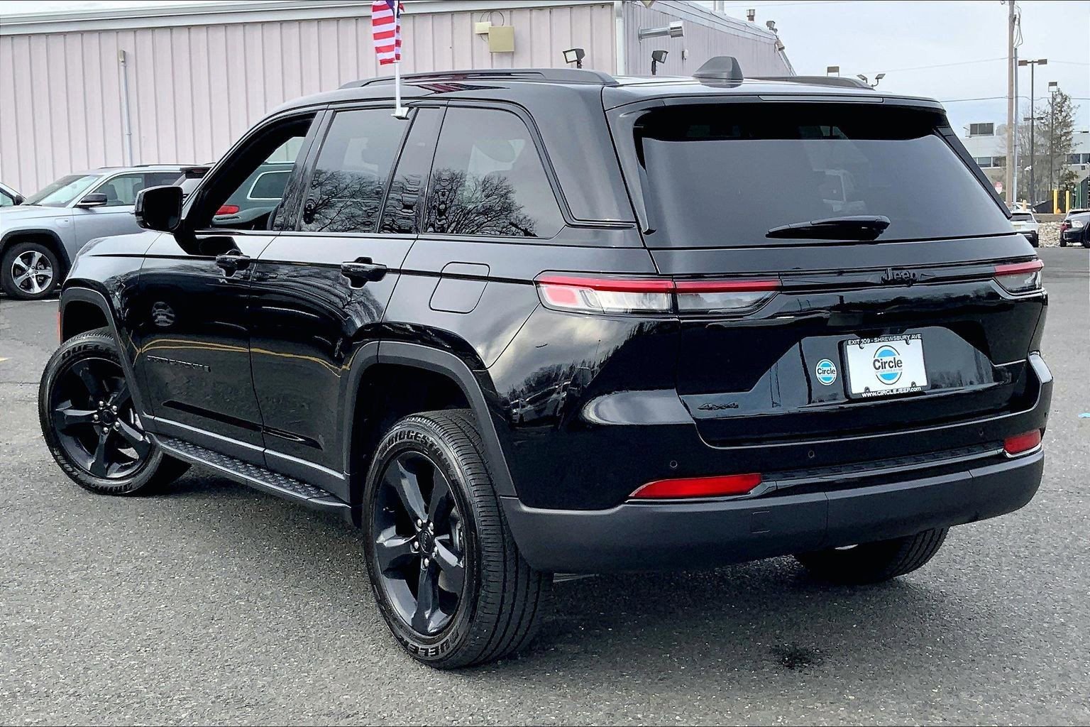 Certified 2025 Jeep Grand Cherokee Altitude image 10