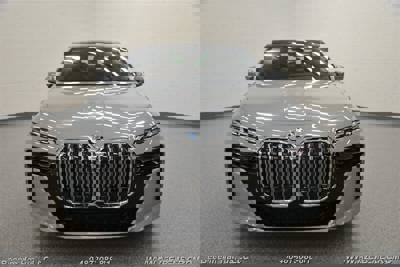Used 2023 BMW 760i xDrive w/ Parking Assistance Package image 5