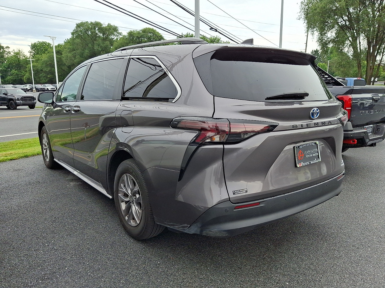 Used 2024 Toyota Sienna XLE FWD image 3