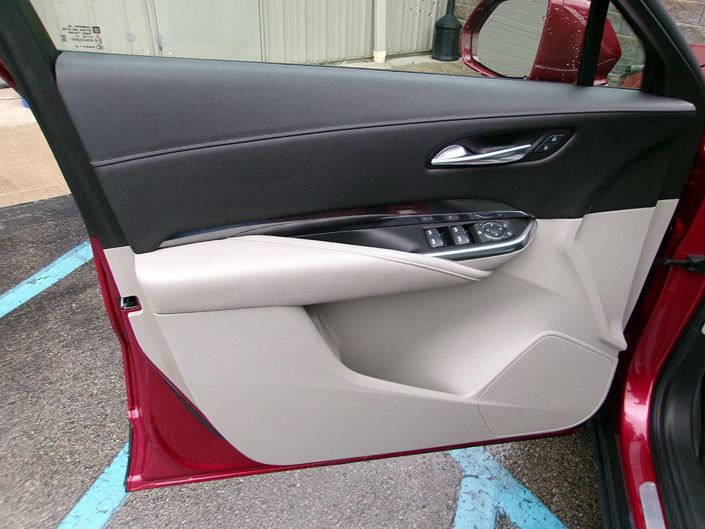 Used 2019 Cadillac XT4 Luxury w/ Cold Weather Package AWD/4WD image 15