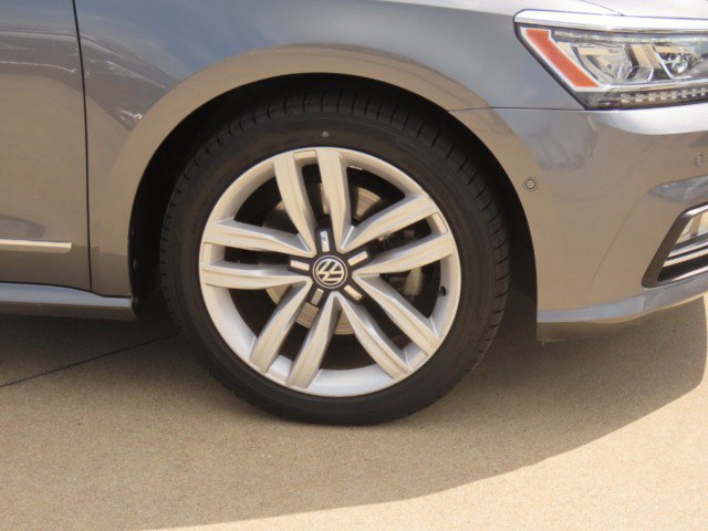 Used 2017 Volkswagen Passat 1.8T SEL Premium FWD image 7