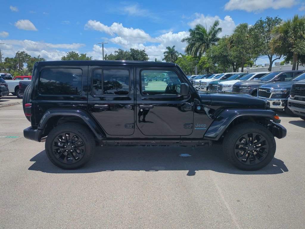 Used 2025 Jeep Wrangler Unlimited Sahara w/ Safety Group AWD/4WD image 5