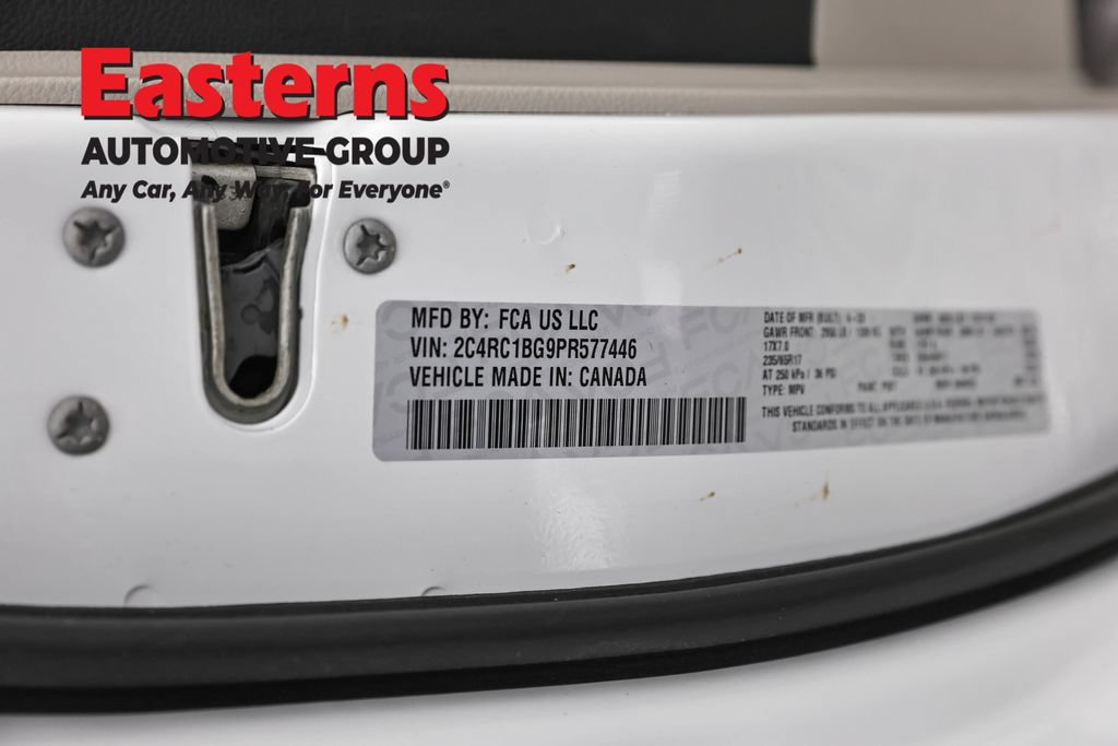 Used 2023 Chrysler Pacifica Touring-L FWD image 37