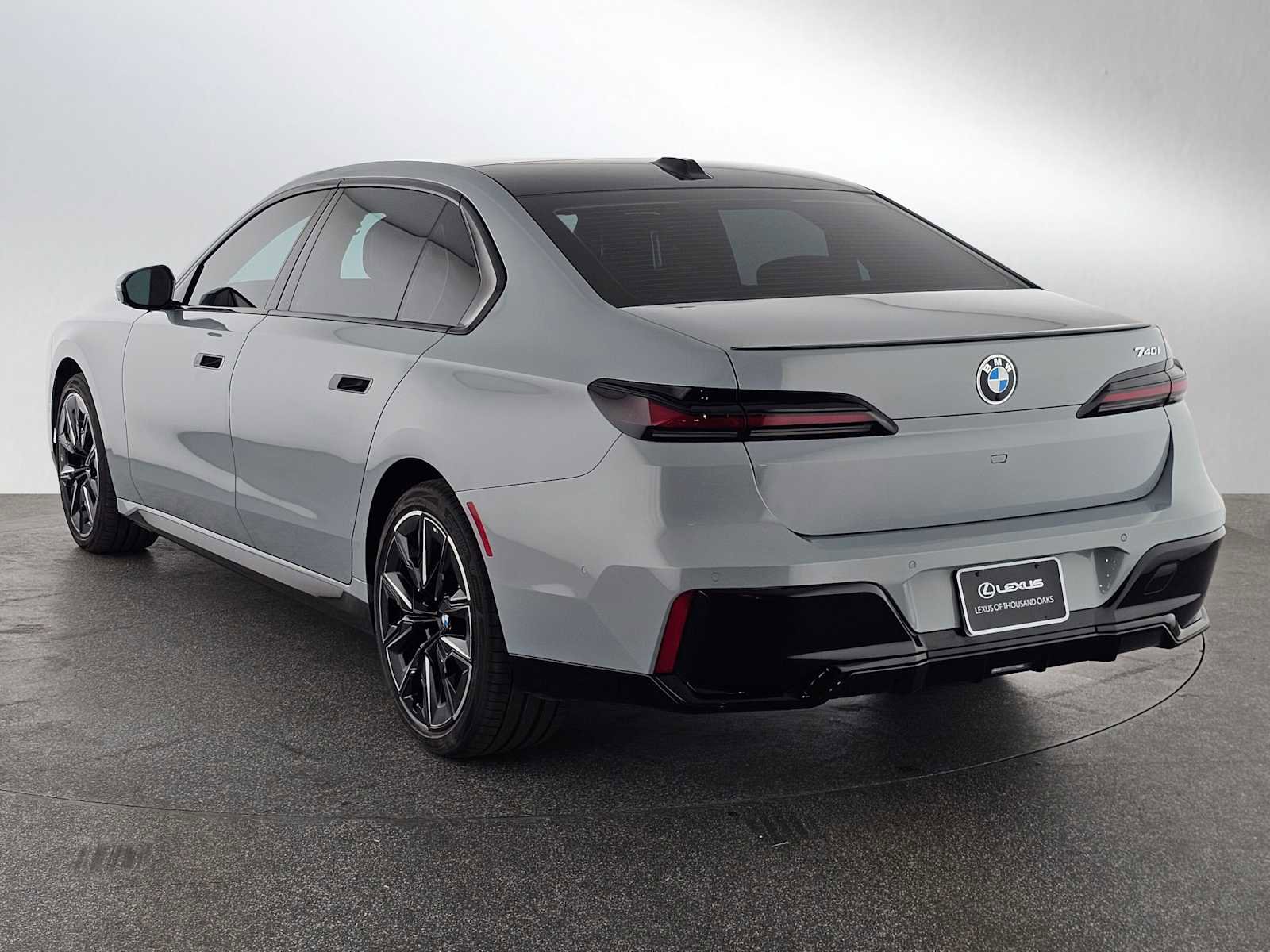 Used 2023 BMW 740i w/ Parking Assistance Package RWD image 5
