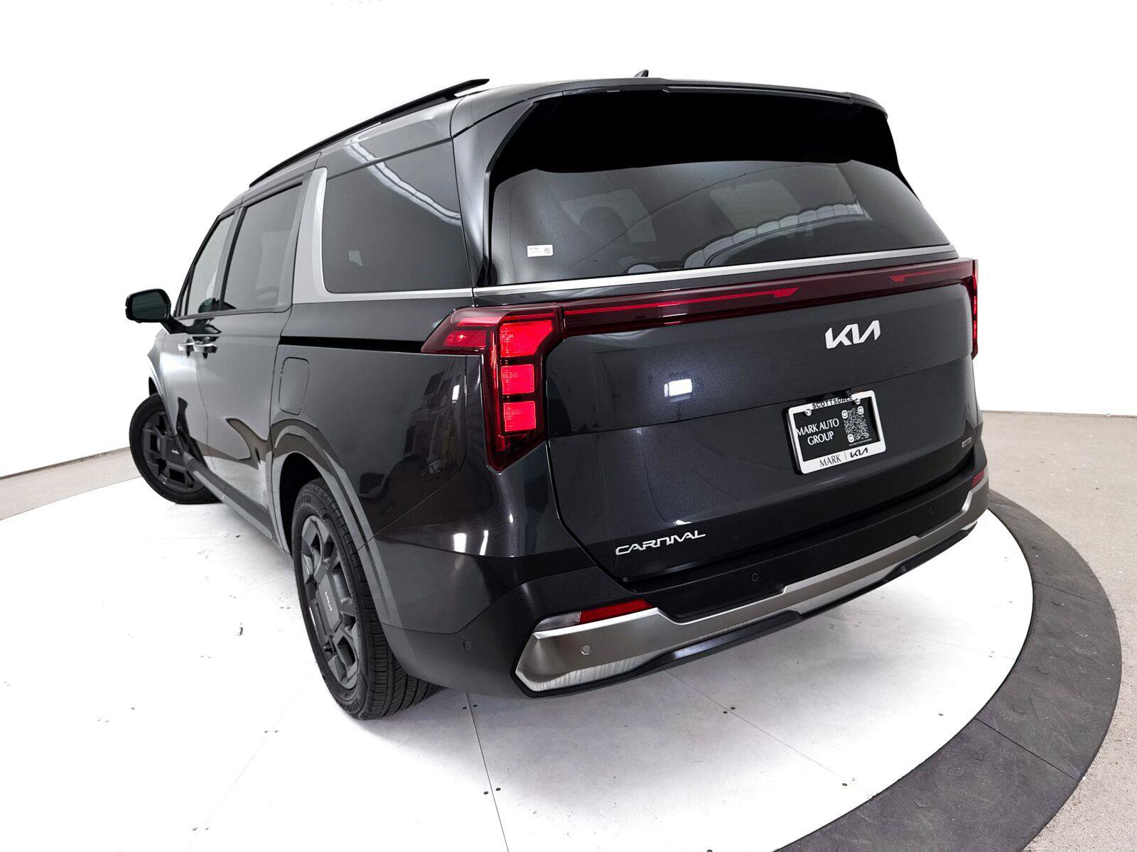 Used 2025 Kia Carnival SX FWD image 9
