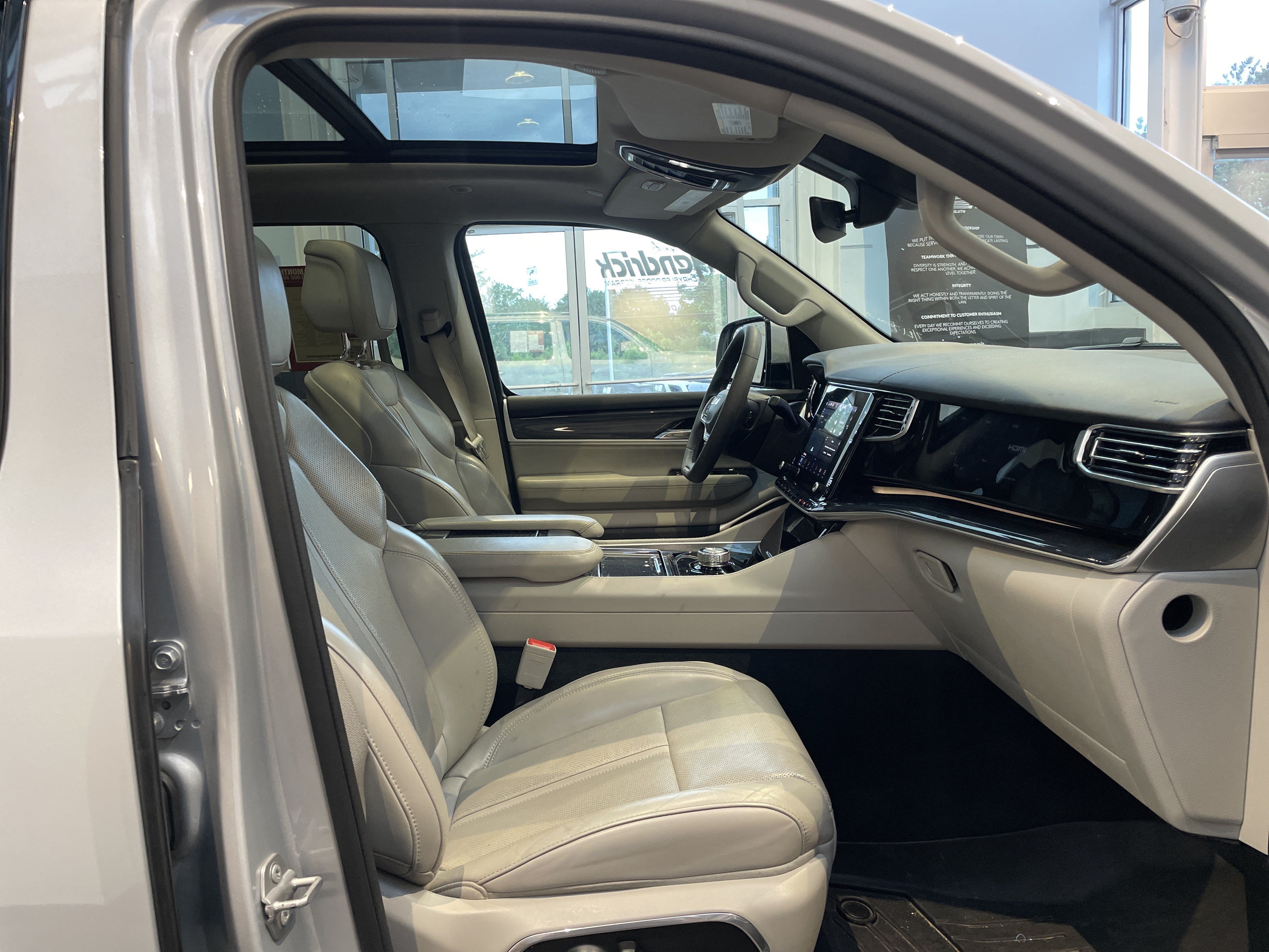 Used 2022 Jeep Wagoneer Series I w/ Premium Group I AWD/4WD image 38