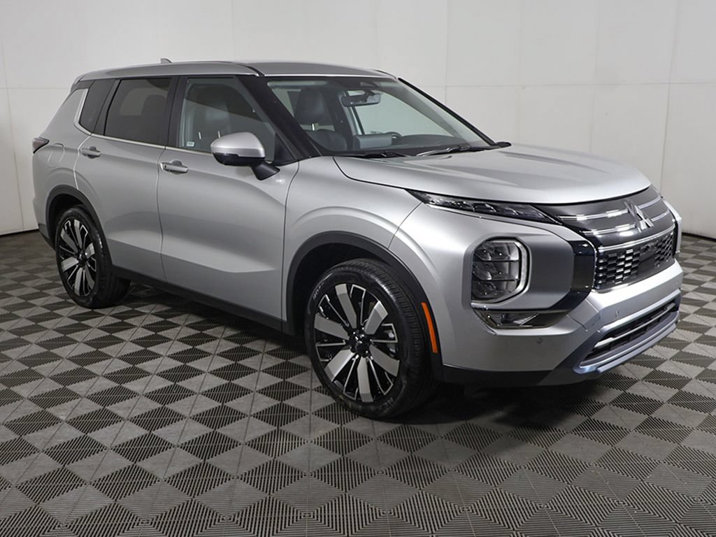 Used 2025 Mitsubishi Outlander SE FWD image 2