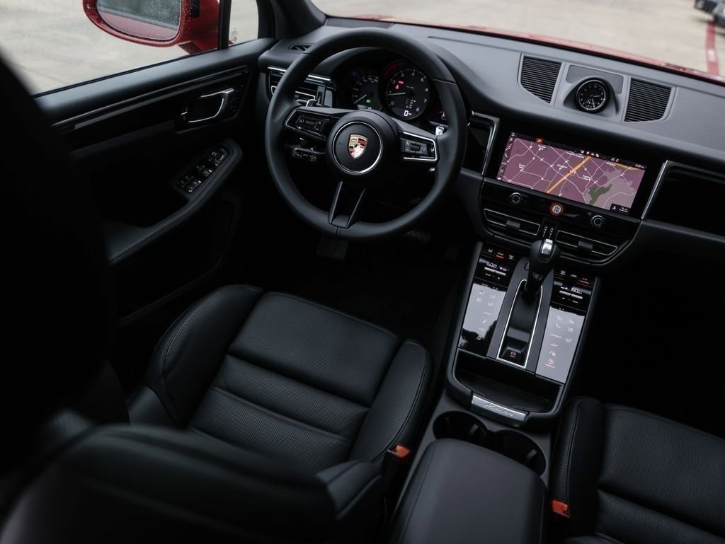 Certified 2025 Porsche Macan image 31