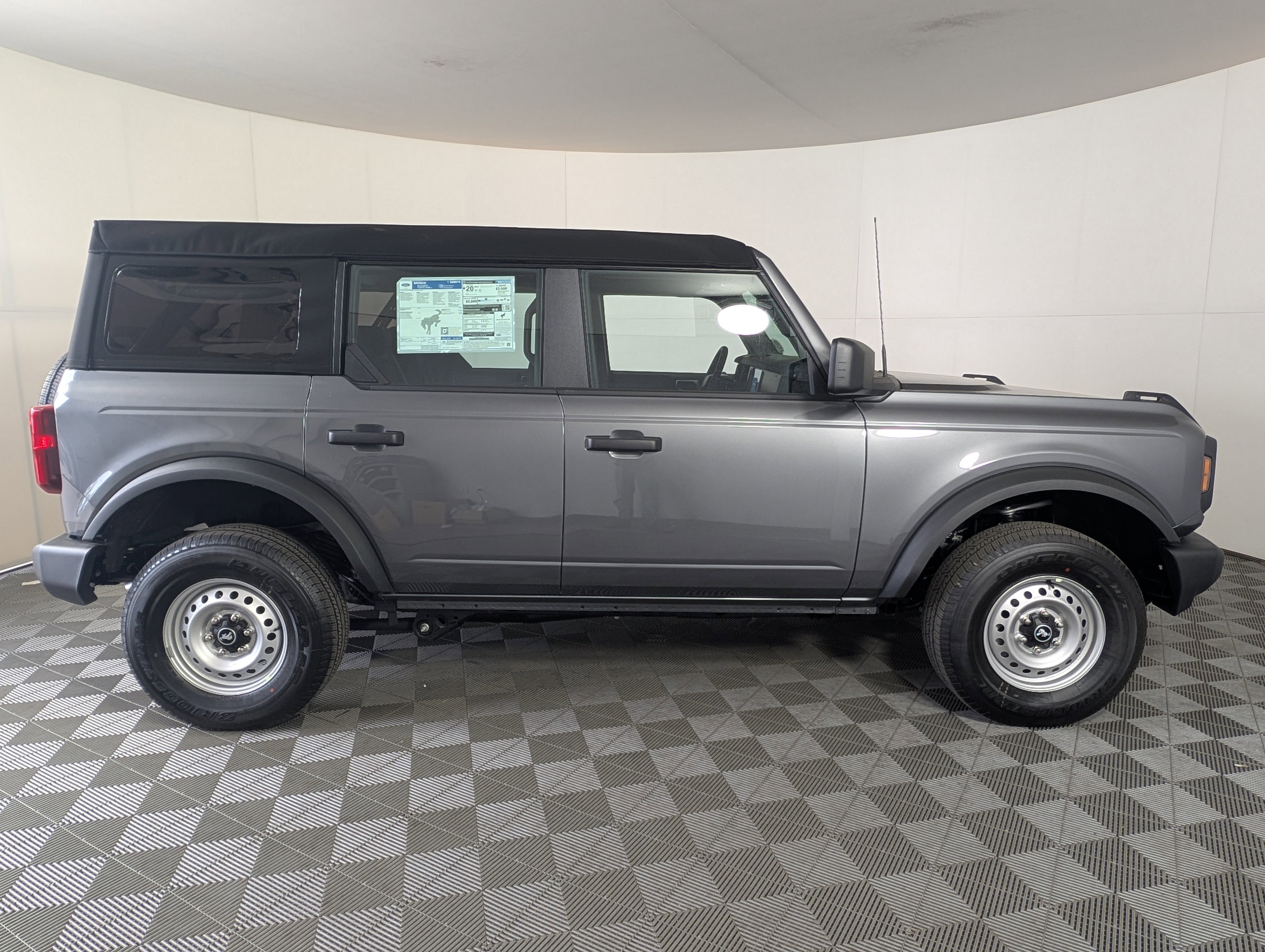 New 2025 Ford Bronco 4-Door image 8