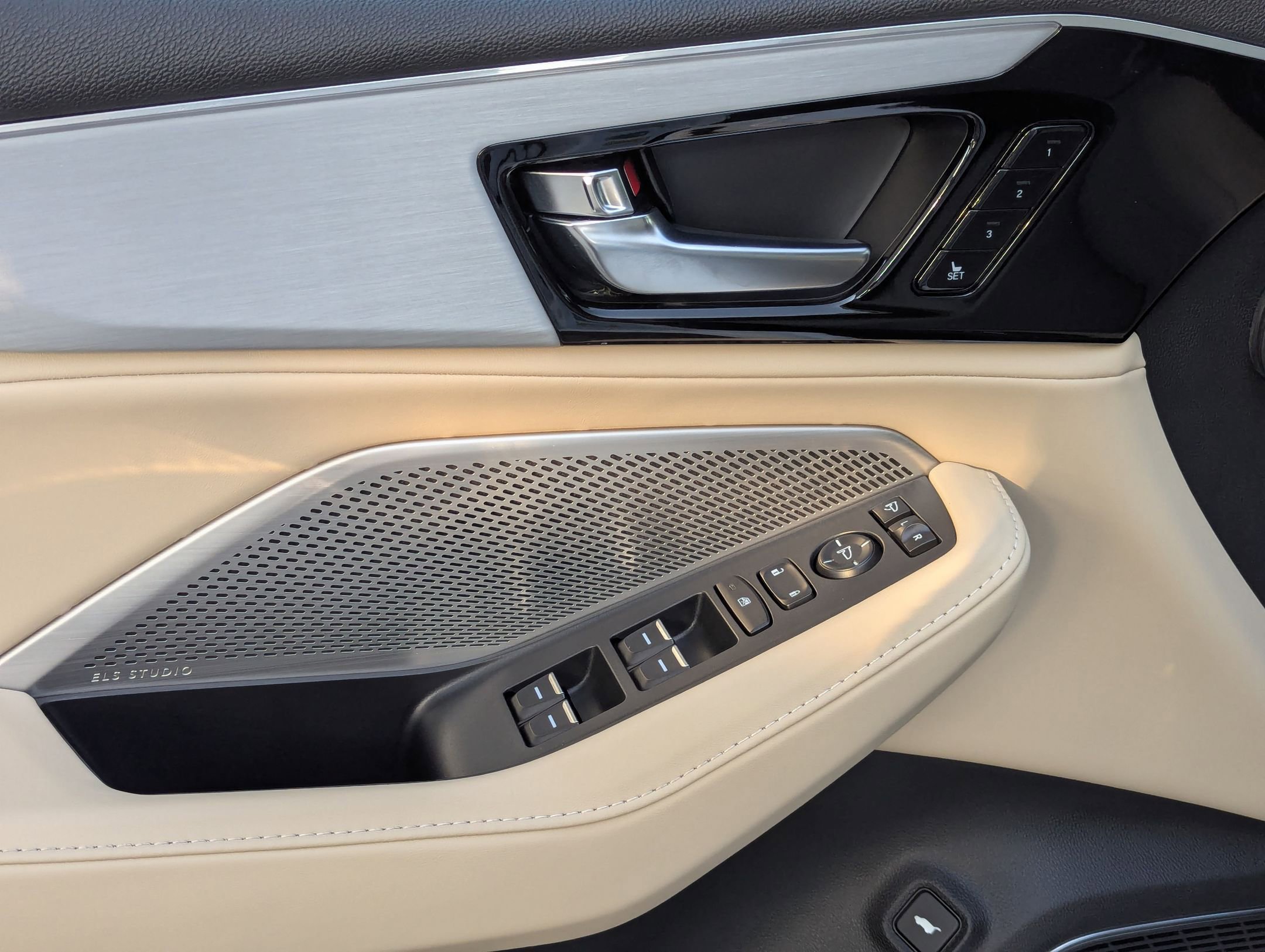 Certified 2023 Acura MDX FWD w/ Technology Package image 12