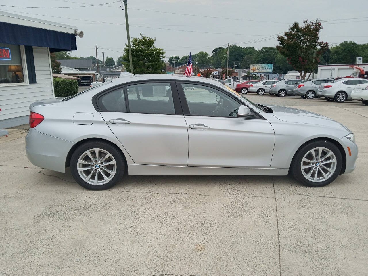 Used 2018 BMW 320i xDrive Sedan AWD/4WD image 4