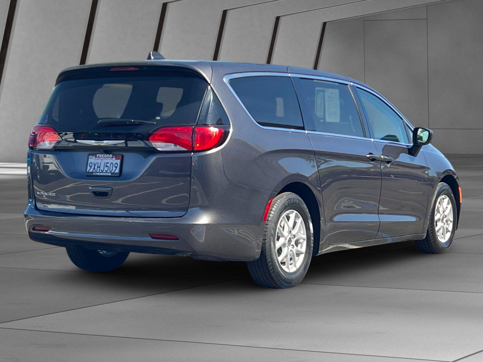 Used 2022 Chrysler Voyager LX FWD image 4