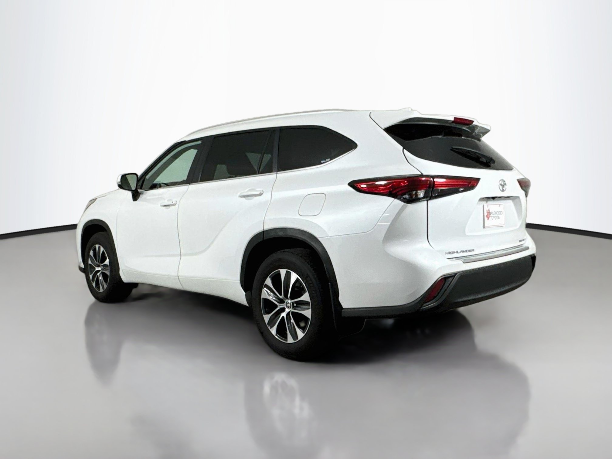 Used 2023 Toyota Highlander XLE AWD/4WD image 5