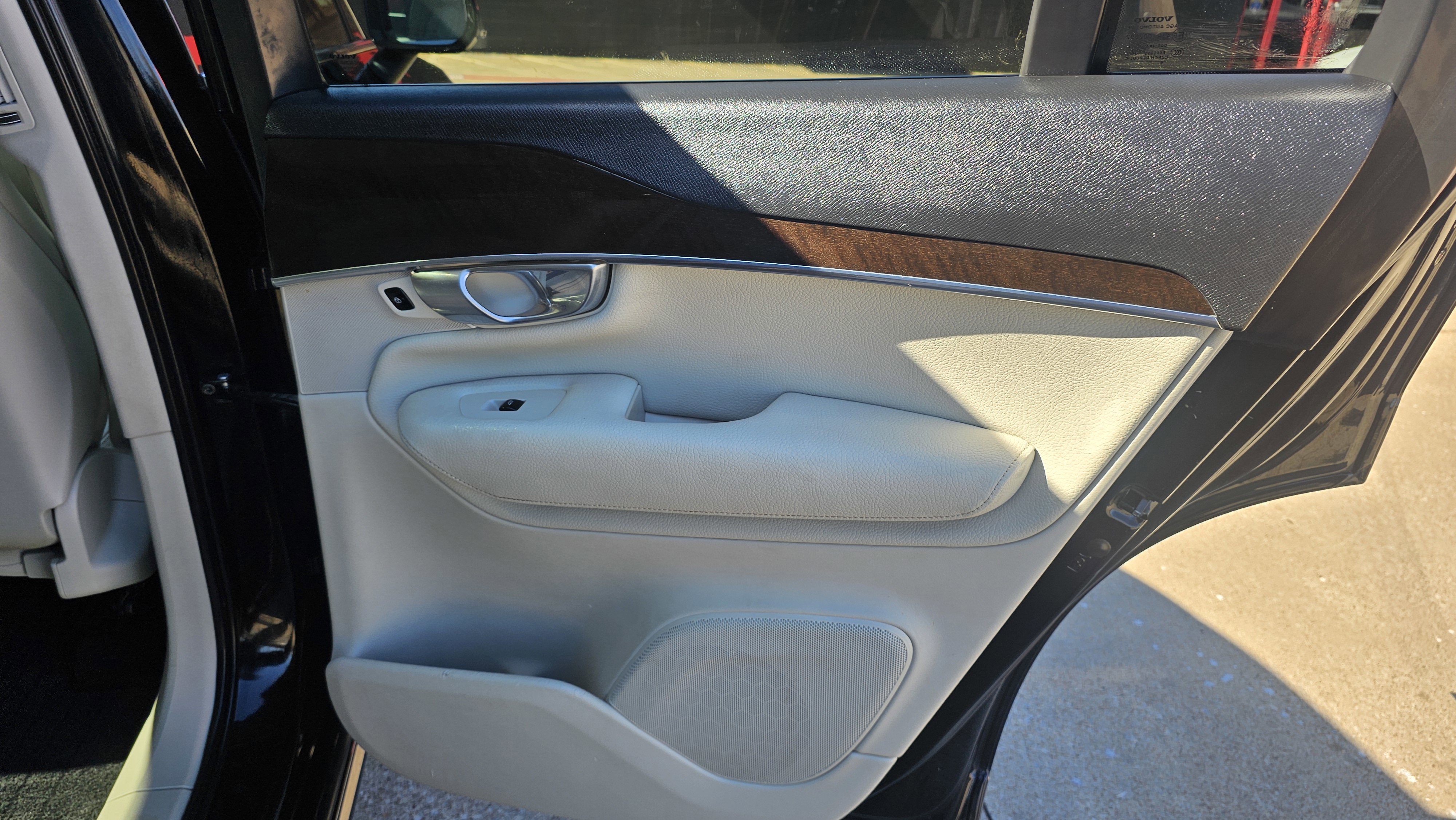 Used 2017 Volvo XC90 T6 Momentum w/ Vision Package image 29