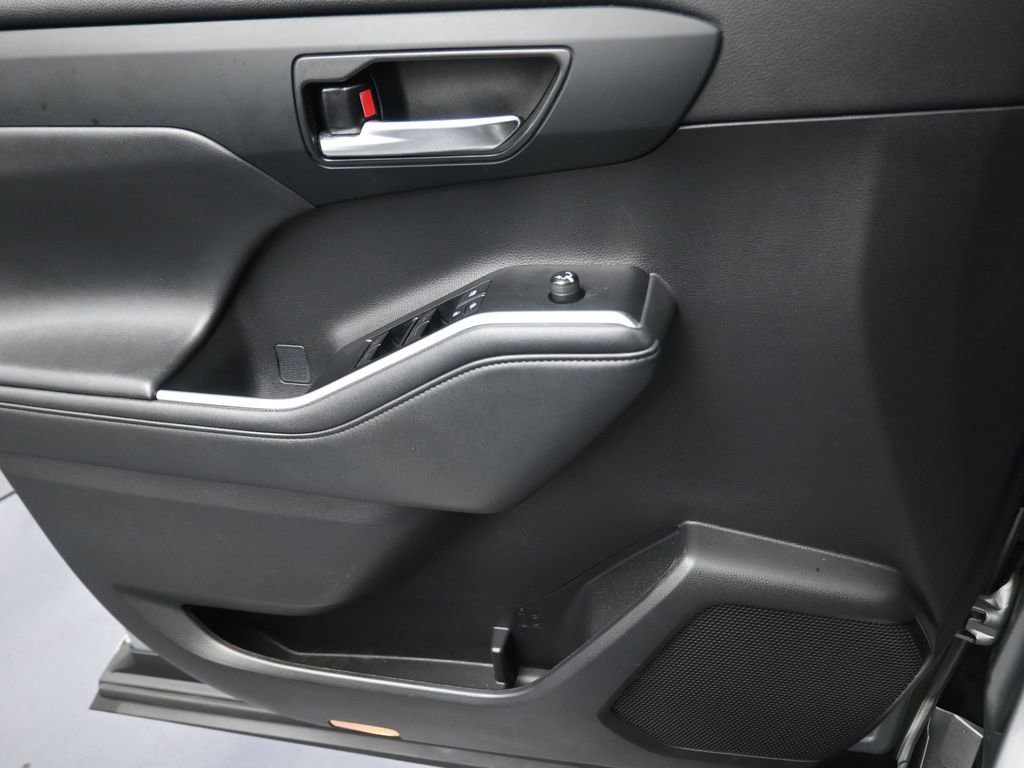 Used 2021 Toyota Highlander XLE image 11