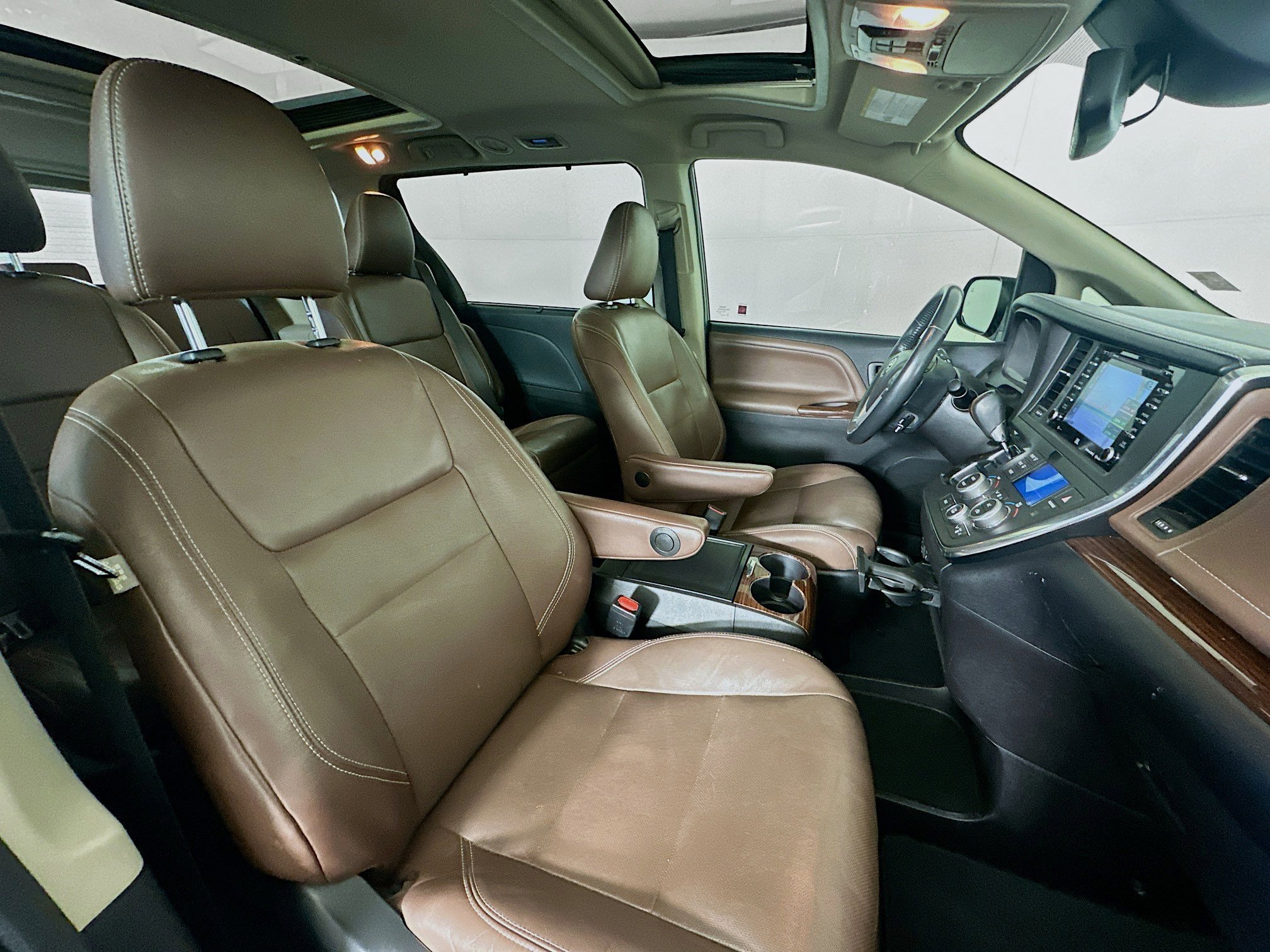 Used 2018 Toyota Sienna Limited image 32