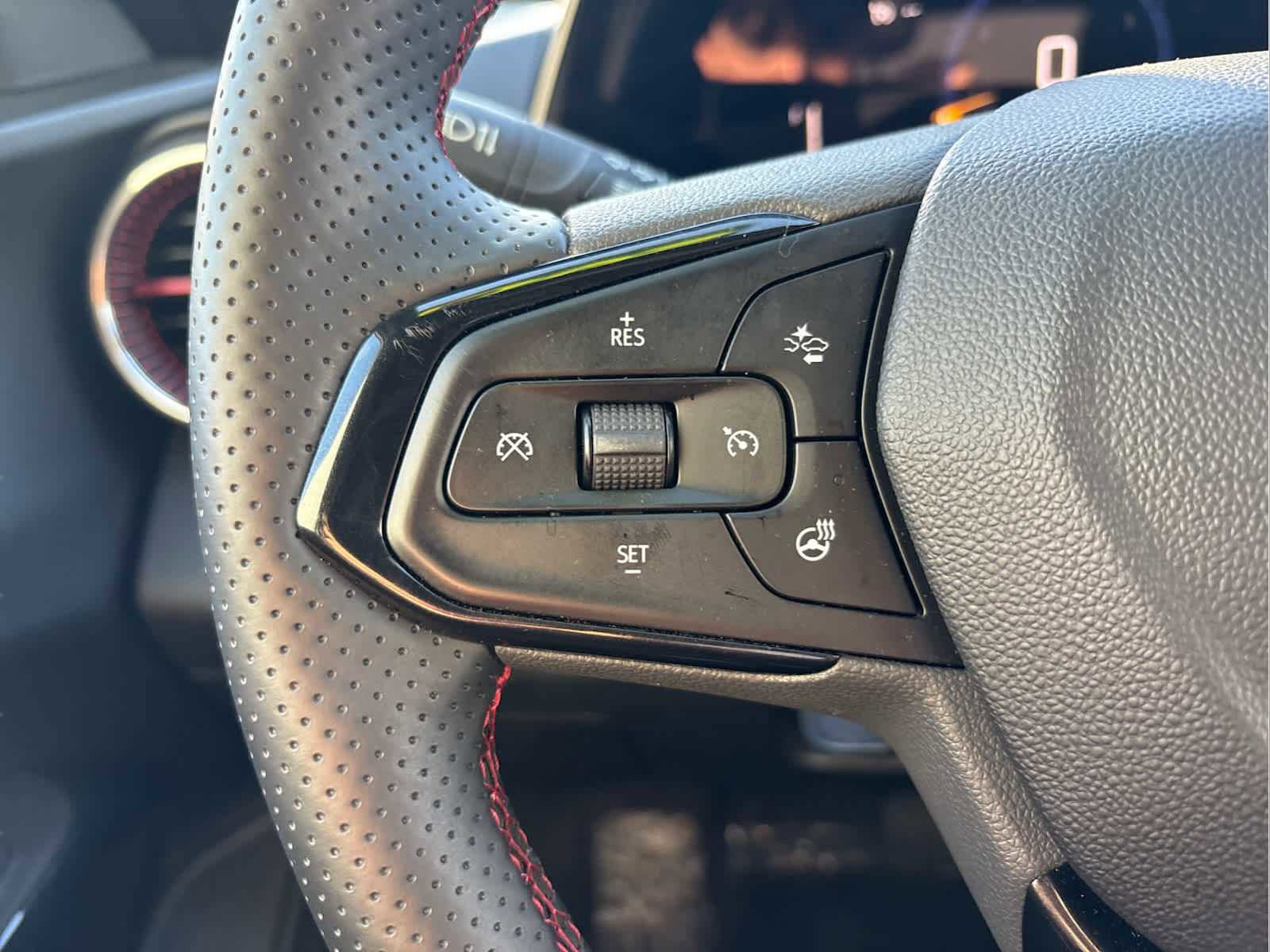 Used 2025 Chevrolet Trax RS w/ Sunroof Package image 24