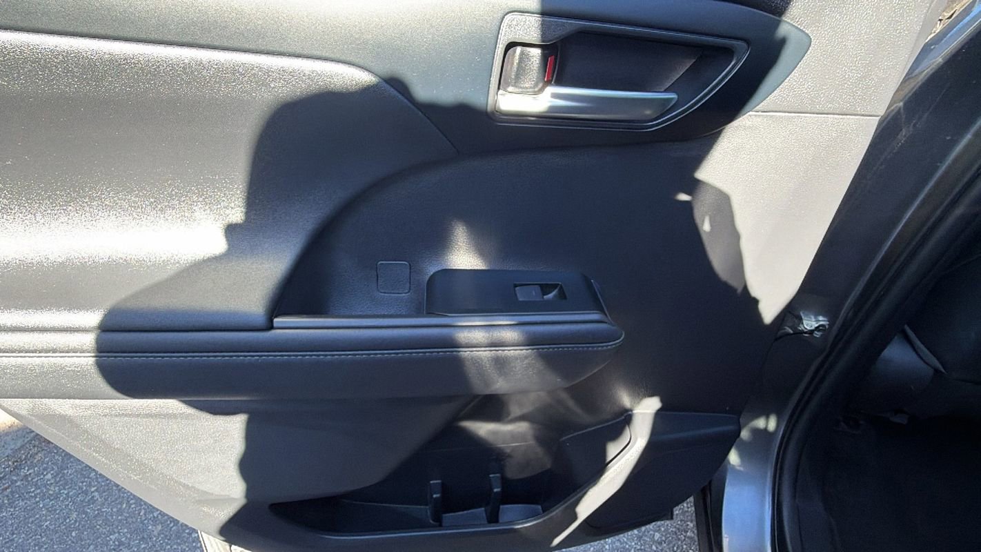 Used 2023 Toyota Highlander XLE image 11