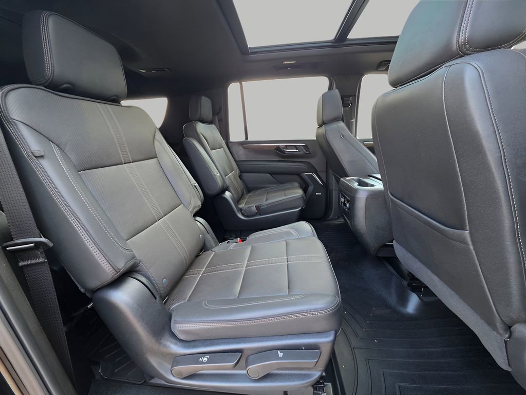 Used 2025 Chevrolet Suburban High Country image 11