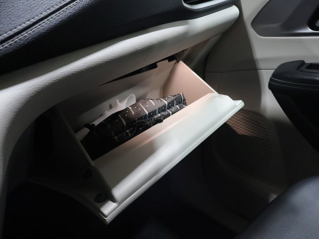 Used 2023 Chrysler Pacifica Touring-L image 29