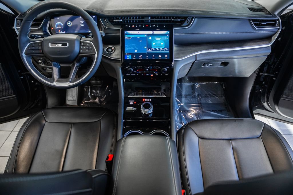 Certified 2023 Jeep Grand Cherokee Limited w/ Black Appearance Package image 22
