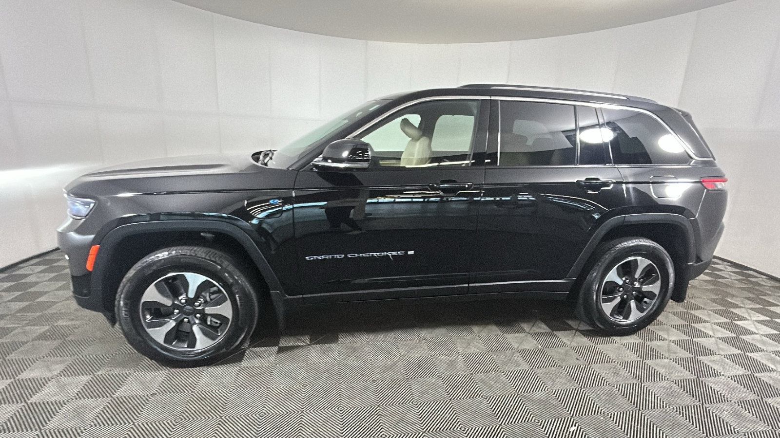 Used 2023 Jeep Grand Cherokee 4WD 4xe w/ Luxury Tech Group II image 7