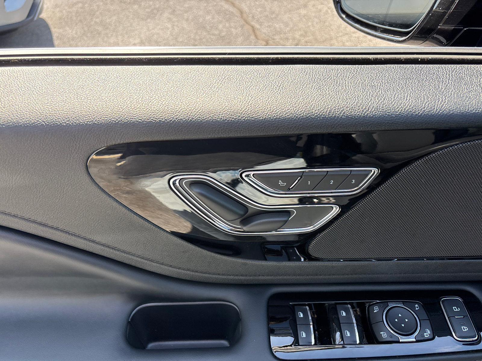 New 2026 Lincoln Aviator AWD image 12