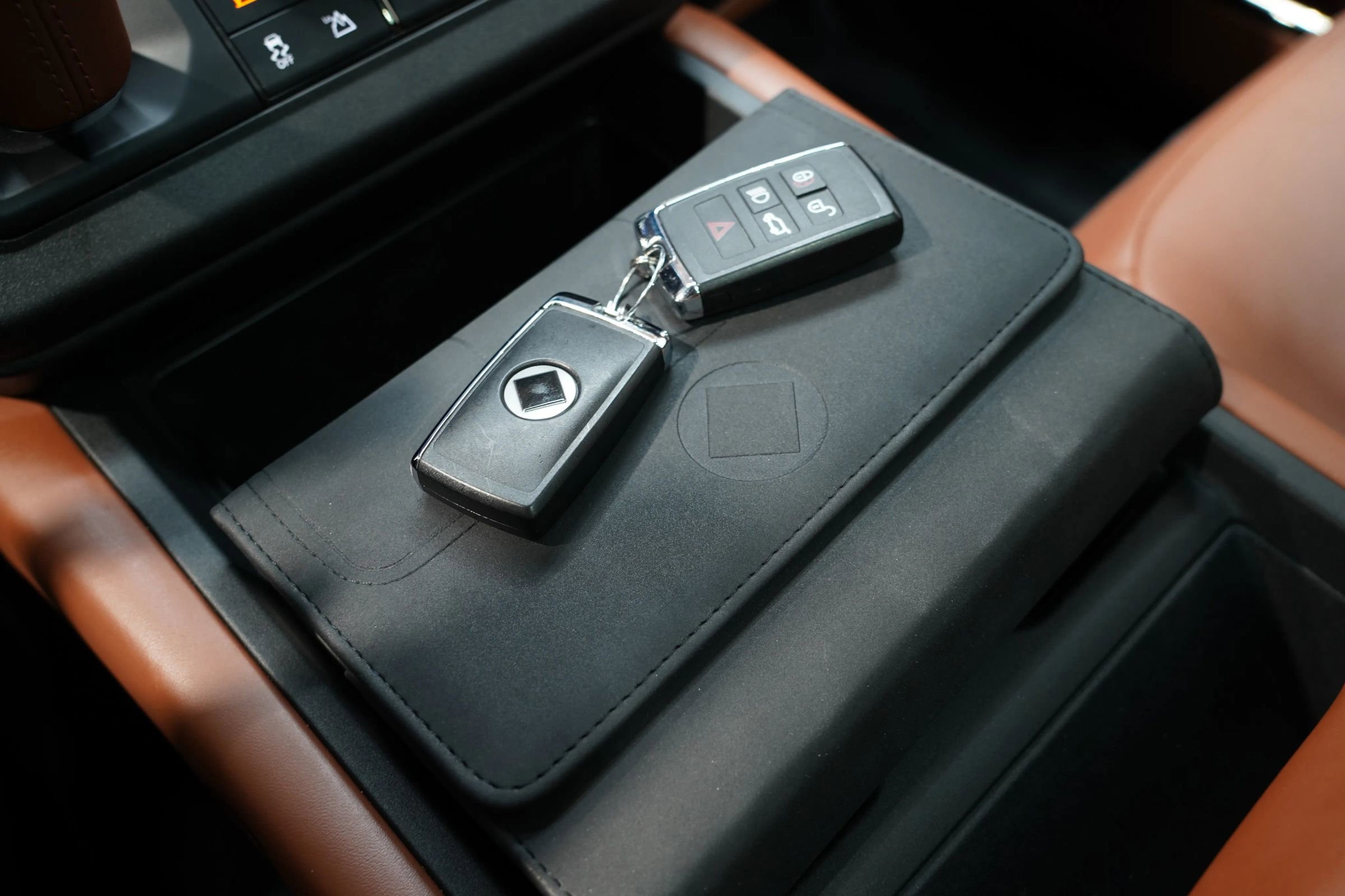 Used 2025 Land Rover Defender 110 image 76