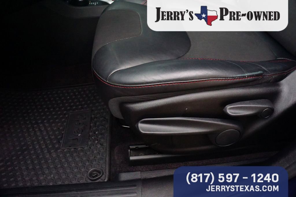 Used 2016 Jeep Cherokee Trailhawk w/ Cold Weather Group image 17