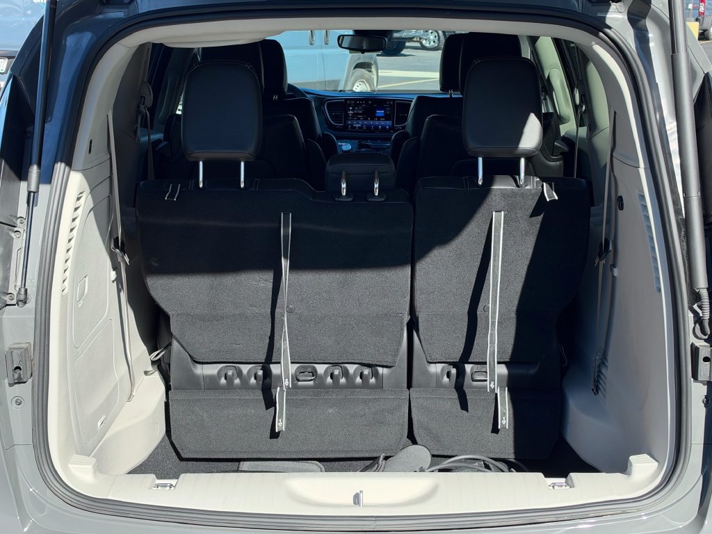 Used 2023 Chrysler Pacifica Touring-L FWD image 16