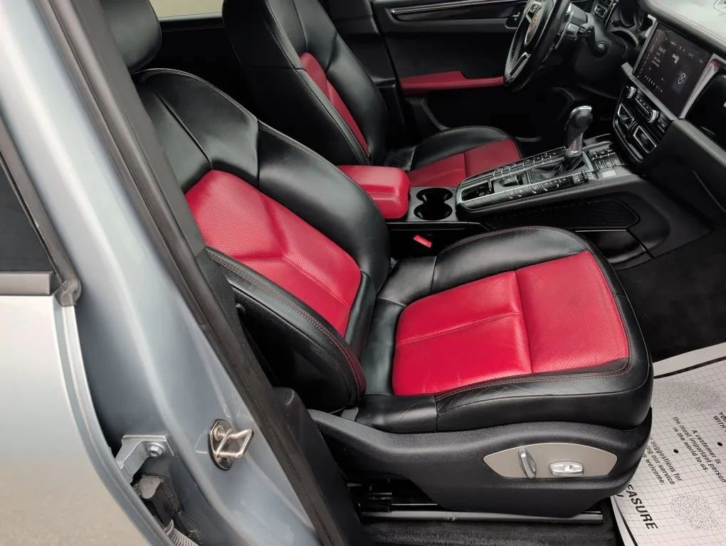 Used 2021 Porsche Macan w/ Premium Package image 31