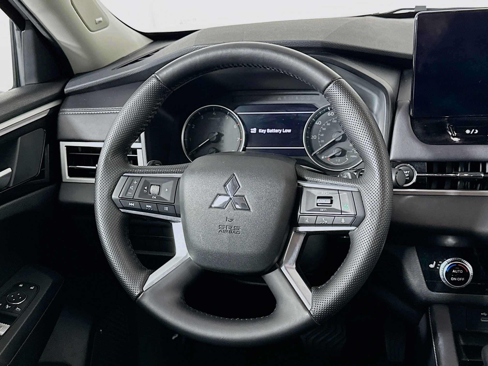 Used 2025 Mitsubishi Outlander SE image 18