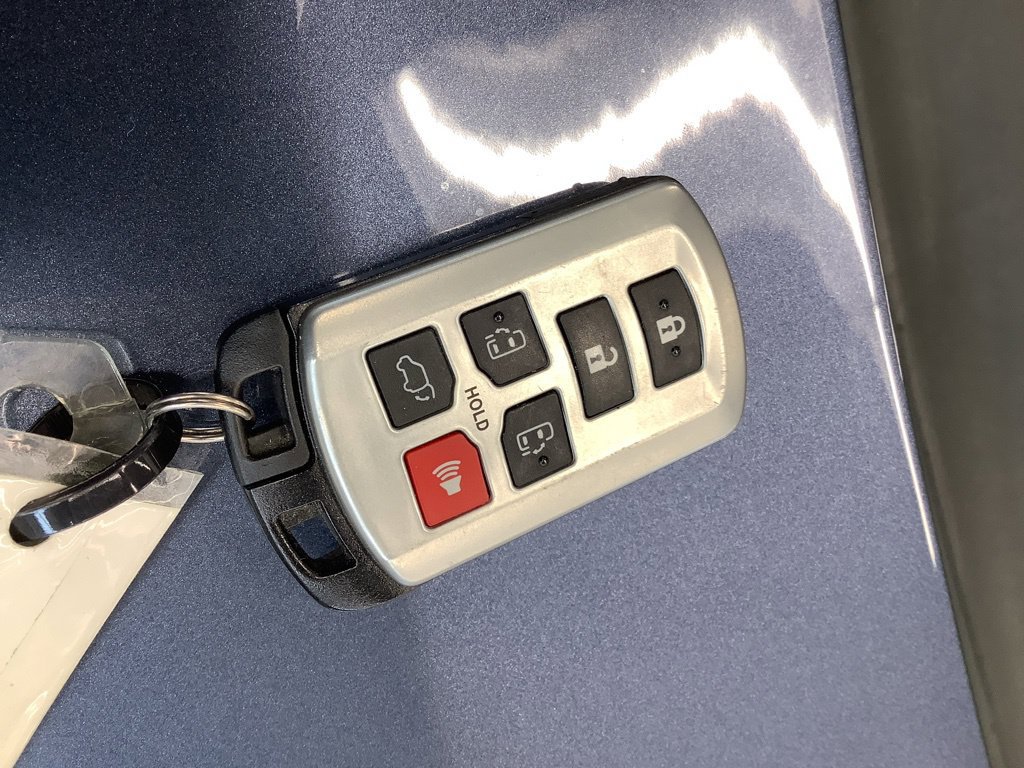 Used 2015 Toyota Sienna XLE FWD image 28