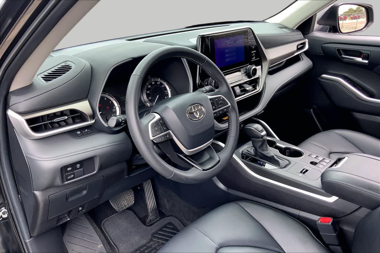 Certified 2024 Toyota Highlander XLE FWD image 17